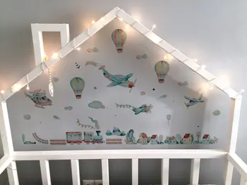Karikatūra Lidmašīnu, Vilcienu Karstā Gaisa Balons Nelielu Māju ar Roku apgleznotus Uzlīmes Bērnu istabai Bērnudārzs Bērnudārzs Sienu Apdare